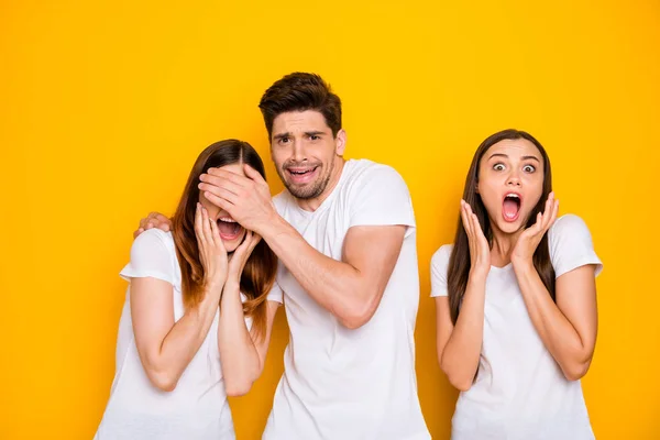 Retrato de tres guapos atractivos, encantadores, preocupados, locos, frustrados, expresando miedo, horror, pena, aislados sobre un brillante y vívido fondo amarillo. —  Fotos de Stock