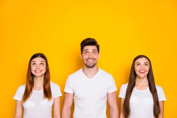Portret van charmante man vrouwen op zoek omhoog glimlachend dragen wit t-shirt geïsoleerd over gele achtergrond — Stockfoto