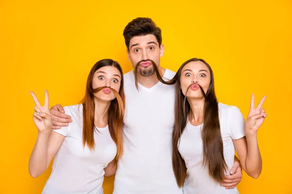 Retrato de caras adoráveis com longos lábios de cabelo bebido gordo fazendo v-sinais enganando vestindo t-shirt branca isolada sobre fundo amarelo — Fotografia de Stock