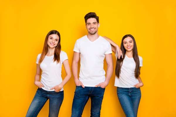 Retrato de senhoras alegres com cara com cabelo longo foxy gengibre colocando as mãos em bolsos isolados sobre fundo amarelo — Fotografia de Stock