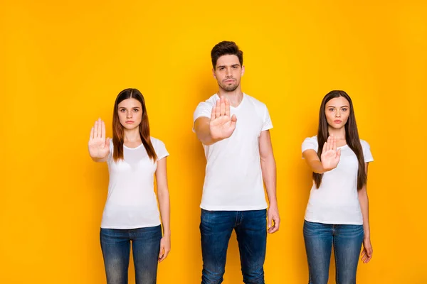 Porträt der Jugend an der Hand, die weiße T-Shirt-Jeans auf gelbem Hintergrund trägt — Stockfoto