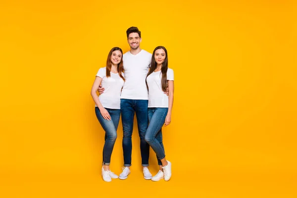 Foto in voller Größe von gut aussehenden Menschen, die weiße T-Shirt-Jeans auf gelbem Hintergrund tragen — Stockfoto
