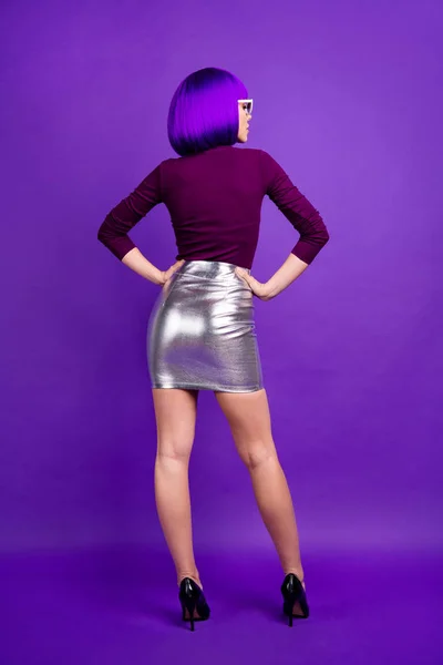 Verticale derrière la photo de vue de dame millénaire avec des formes parfaites porter les spécifications du soleil tenue à la mode isolé fond violet — Photo