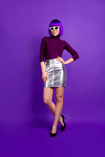 Vertical full body photo of millennial lady wear sun specs trendy outfit isolated purple background — Stock Photo, Image