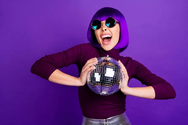 Retrato de millennial salvaje con gafas gafas gafas gritando con cuello alto falda de plata aislada sobre fondo violeta púrpura — Foto de Stock