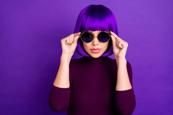 Foto de cerca de una persona concentrada que lleva gafas de cuello alto moderno aislado sobre fondo violeta púrpura — Foto de Stock