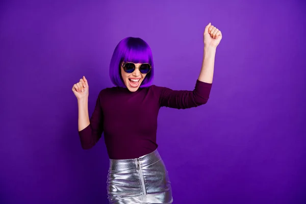 Retrato de senhora alegre com punhos levantados gritando sim vestindo óculos óculos óculos isolados sobre fundo violeta roxo — Fotografia de Stock