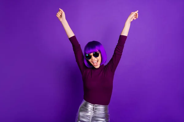 Potret wanita ceria mengangkat tangannya berteriak mengenakan rok perak berkerah yang terisolasi dari latar ungu ungu — Stok Foto