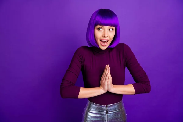 Retrato de mujer encantadora con sus palmas juntas gritando con cuello alto aislado sobre fondo violeta púrpura —  Fotos de Stock