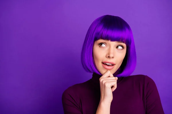 Foto de cerca de la juventud de mente tocando su barbilla mirando hacia arriba usando cuello alto aislado sobre fondo violeta púrpura —  Fotos de Stock