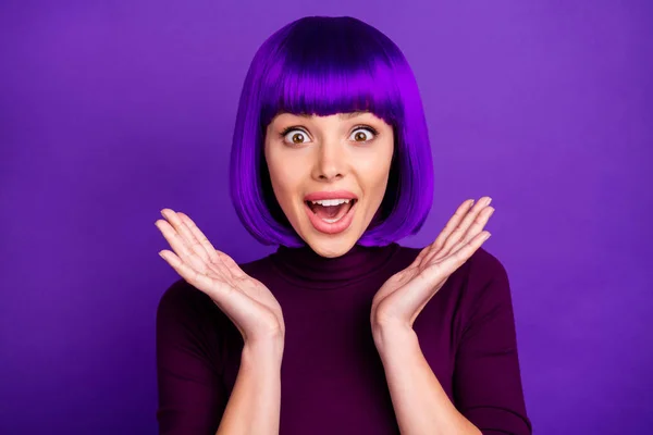Foto de cerca de la juventud impresionada gritando increíble usando cuello alto aislado sobre fondo violeta púrpura — Foto de Stock