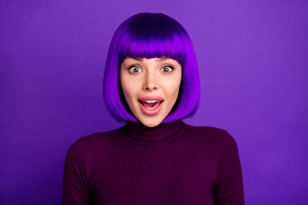 紫色の紫色の背景の上に隔離されたタートルネックを着て叫ぶ肖像画感銘を受けた女性 — ストック写真