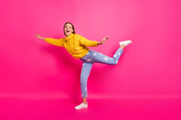 Foto a figura intera di affascinante giovane urlando alzando le braccia indossando jeans di denim punteggiato giallo punteggiato isolato su sfondo fucsia — Foto Stock