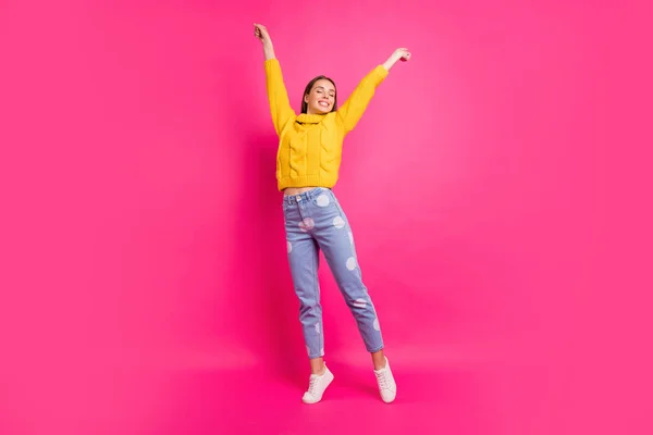 Lunghezza totale foto di bella signora allungando le braccia sveglio indossando giallo maglia maglione punteggiato jeans denim isolato su sfondo fucsia — Foto Stock