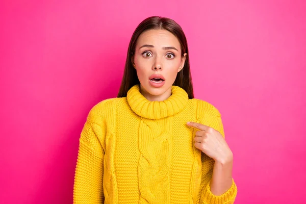 Portrét ženy, která se na sebe dívala a zírala na sebe se žlutou pletenou pulovníkem izolovanou přes fuchsie — Stock fotografie