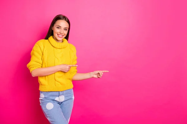 Portret Pretty Lady punkt w kopii miejsca na sobie żółty sweter na białym tle na tle fuksji — Zdjęcie stockowe