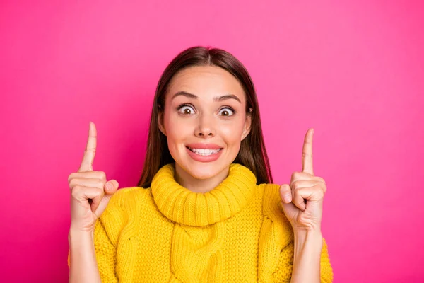 Close up foto di eccitata signora puntare il dito indice fino mostrando annunci indossando pullover giallo isolato su sfondo fucsia — Foto Stock