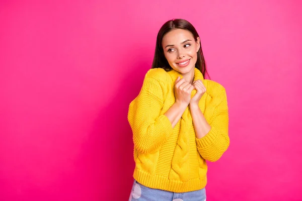 Retrato de mulher encantadora tocando seu pulôver olhando isolado sobre fundo rosa — Fotografia de Stock