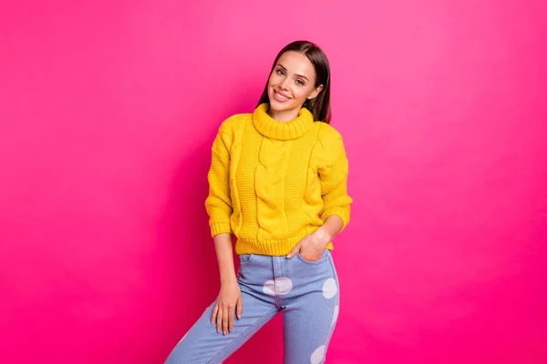 Retrato de menina linda olhando sorridente vestindo pulôver de malha isolado sobre fundo rosa — Fotografia de Stock