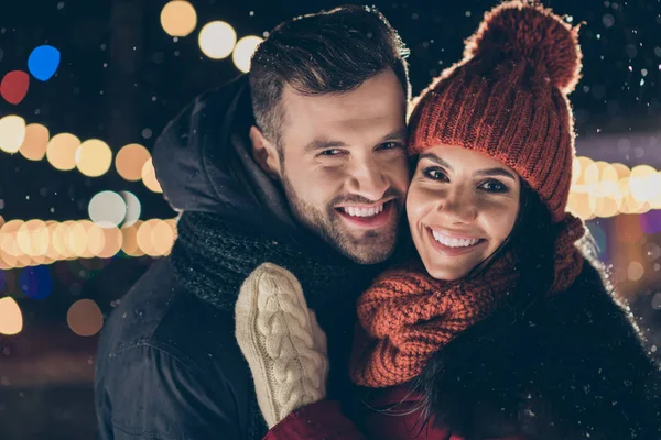 Duas pessoas afetuosas na festa do parque central na celebração x-mas de pé perto usar casacos de inverno scarfs e chapéus de malha ao ar livre — Fotografia de Stock