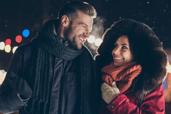 Фото двох ласкавих людей проводять напередодні Різдва біля центрального парку новорічна ялинка насолоджуються морозною погодою в теплих зимових пальто на вулиці — стокове фото