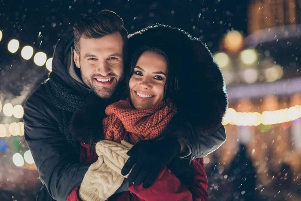 Фото двох ласкавих людей проводять напередодні Різдва біля центрального парку новорічна ялинка, одягнена в теплі зимові пальто, насолоджуються найкращою компанією — стокове фото
