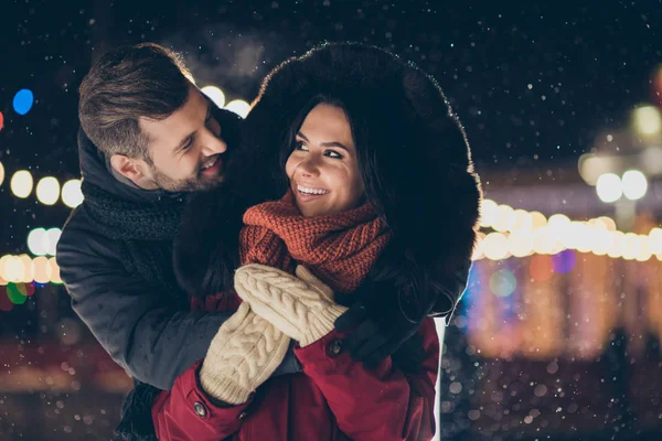 Foto von zwei Menschen verbringen Weihnachten Abend in der Nähe des Central Park Baum umarmt huckepack in warmen Winterjacken genießen beste Gesellschaft draußen — Stockfoto