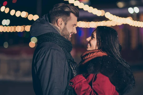 Foto de dois namorados no amor assistir parque da cidade à meia-noite do ano novo em pé oposto vestindo jaquetas quentes de inverno ao ar livre — Fotografia de Stock