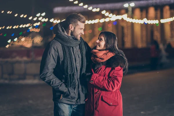 Två personer i City Park på nyår frostiga väder stående nära ser ögon romantik ögonblick bär varma vinterjackor utomhus — Stockfoto