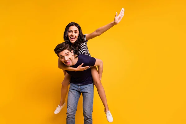 Foto van leuke vrolijke paar twee mensen dragen jeans denim en meisje in jurk terwijl geïsoleerd met gele achtergrond — Stockfoto