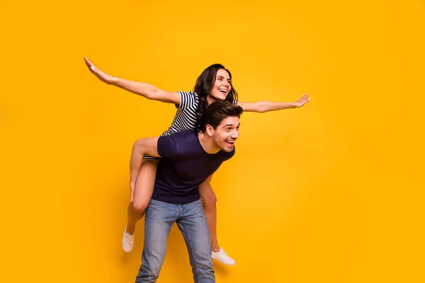 Foto van stijl stijlvolle trendy vrolijke leuke leuke paar twee mensen dragen t-shirt jurk pretenderen te vliegen terwijl geïsoleerd met achtergrond geel — Stockfoto