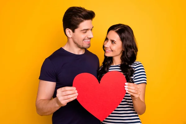Foto av glada coola fina par stilig man och vacker charmig flicka klädd i randig t-shirt kär i varandra isolerade med gul bakgrund — Stockfoto