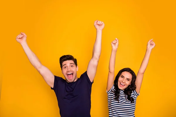 Retrato de su ella ella guapa atractiva encantadora alegre alegre gente casada cónyuges levantando las manos hasta divertirse vacaciones aisladas sobre brillante brillante brillante brillante fondo amarillo —  Fotos de Stock