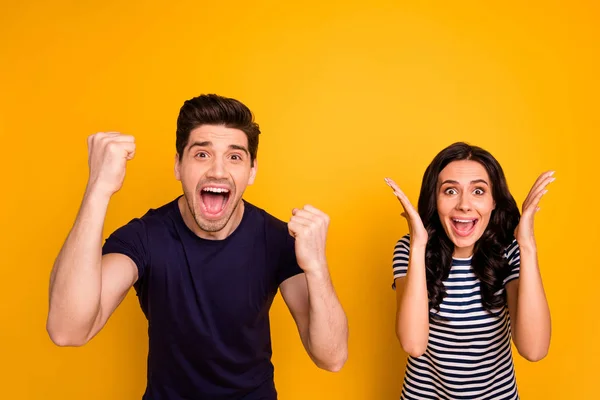 Retrato de sua ele ela agradável atraente agradável alegre alegre alegre feliz encantado pessoas alegres casados cônjuges se divertindo comemorando boas notícias isoladas sobre brilhante brilho vívido fundo amarelo — Fotografia de Stock