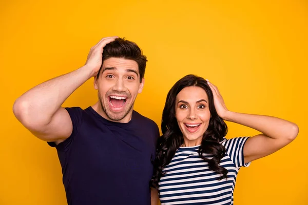 Primer plano retrato de su ella ella agradable atractivo encantador lindo alegre alegre alegre alegre encantado personas casadas cónyuges buenas noticias aisladas sobre brillante brillante brillo amarillo fondo —  Fotos de Stock