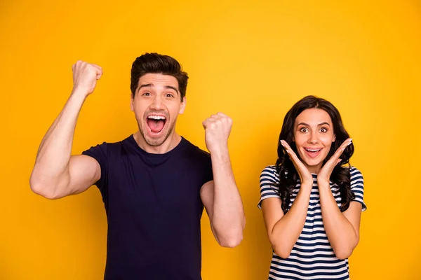 Retrato de su ella ella agradable atractivo alegre alegre alegre alegre satisfecho personas casadas cónyuges celebrando buenas noticias aisladas sobre brillante brillante brillante brillante fondo amarillo —  Fotos de Stock