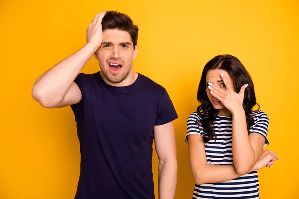 Retrato de su ella ella agradable gente aterrorizada atractiva casados cónyuges ocultando espeluznante película cine malas noticias aisladas sobre brillante brillante brillante fondo amarillo —  Fotos de Stock