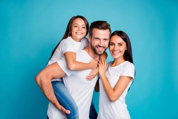 Foster familj utgifterna soliga helgen spelar utomhus spel slitage casual outfit isolerad blå bakgrund — Stockfoto