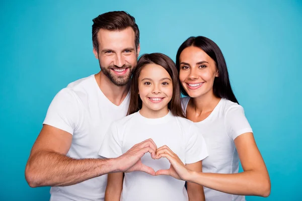 Foto di famiglia adottata prendersi cura di piccola figlia spettacolo cuore figura indossare abbigliamento casual isolato sfondo blu — Foto Stock
