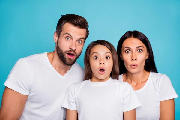 Close up foto di papà mamma e piccola signora ascolto inaspettate cattive notizie indossare abbigliamento casual isolato sfondo blu — Foto Stock