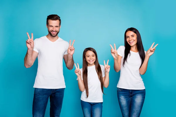 Vサインシンボルを示す3人の家族の写真は、カジュアルな衣装を着てカジュアルな青い背景を着用 — ストック写真