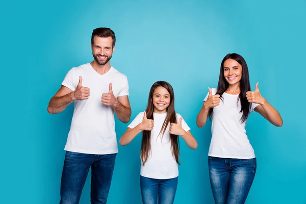 Фотографія трьох членів сім'ї, які піднімають великі пальці, консультуючи новий продукт носити повсякденне вбрання ізольований синій фон — стокове фото