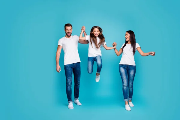 Foto em tamanho completo do papai mamãe e pequena senhora indo e pulando juntos usam roupa casual isolado fundo azul — Fotografia de Stock