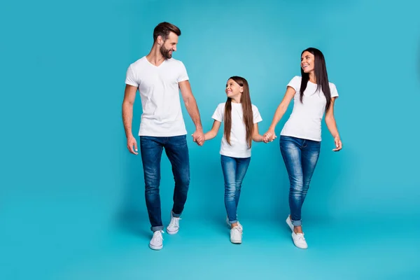 Foto de corpo inteiro do papai mamãe e pequena senhora andando rua a jardim zoológico usar roupa casual isolado fundo azul — Fotografia de Stock