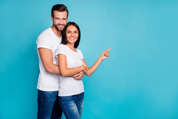 Paar verliebt stehend Huckepack auf verrücktem Verkauf tragen lässiges Outfit isoliert blauen Hintergrund — Stockfoto