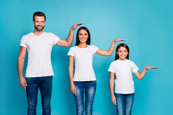 Ritratto di affascinante famiglia in possesso di palma con indosso jeans di jeans bianchi t-shirt isolato su sfondo blu — Foto Stock