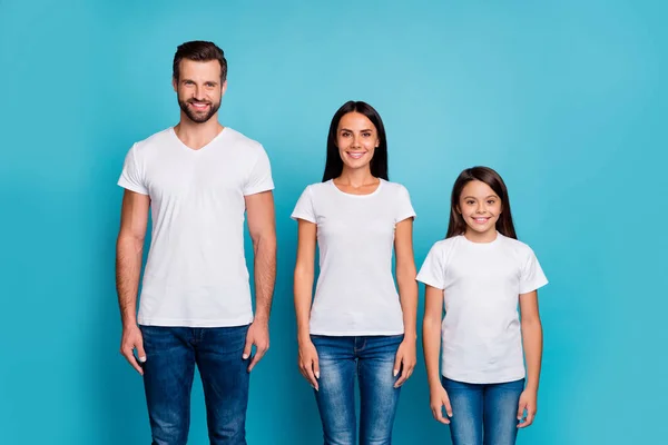 Portret uroczych dorosłych i śladami stojący z uśmiechem na ubraniu biały t-shirt jeansowe dżinsy na białym tle na niebieskim tle — Zdjęcie stockowe