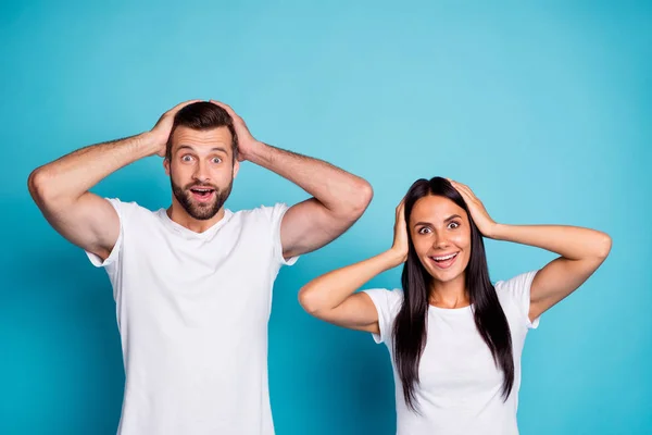 Foto van opgewonden paar niet geloven succesvolle happening dragen casual outfit geïsoleerde blauwe achtergrond — Stockfoto