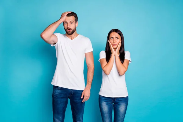Foto von bedauernswertem Paar machte großen Fehler tragen lässiges Outfit isoliert blauen Hintergrund — Stockfoto