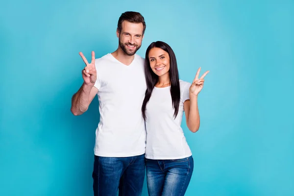 Foto von niedlichen Ehe Paar zeigt V-Zeichen Symbole tragen lässige Outfit isoliert blauen Hintergrund — Stockfoto